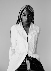 Au Brésil, l'artiste et entrepreneuse culturelle Igi Lọ́lá Ayedun crée une institution à but non lucratif comprenant un programme de résidence promouvant les échanges artistiques entre le Brésil et la France