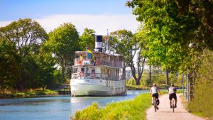 Le Canal Göta élu Véloroute de l'année 2025! Surnommée « le ruban bleu » de la Suède, la célèbre voie navigable reliant les côtes du pays d’est en ouest, ne séduit pas que les amateurs de navigation. En effet, le 14 février dernier, Göta Kanalleden, la piste cyclable du Canal Göta, a reçu le prix de « Meilleur itinéraire cyclable d'Europe 2025 » lors du salon Fiets en Wandelbeurs à Utrecht, aux Pays-Bas. Ce prix constitue une reconnaissance majeure pour le cyclotourisme en Suède. Photo : Oscar Lüren (Télécharger) Une véloroute alliant histoire et panoramas exceptionnels Depuis 2023, les passionnés de cyclisme et les amoureux de la nature peuvent découvrir l’un des itinéraires cyclables les plus emblématiques de Suède : celui du Göta Kanalleden. Ce parcours national bien balisé s'étend sur environ 220 kilomètres, reliant Sjötorp, sur le lac Vänern, à Mem, près de la mer Baltique. Suivant le tracé historique du légendaire Canal Göta, cet itinéraire exceptionnel est divisé en sept étapes, permettant ainsi aux cyclistes de choisir des trajets plus courts ou de parcourir l'ensemble du parcours à leur propre rythme. Une grande partie de la piste cyclable se situe le long d’un sentier de halage sans voitures, offrant ainsi une expérience cycliste paisible et sécurisée à travers des paysages verdoyants, des lacs tranquilles, des écluses historiques et des villes pittoresques comme Töreboda, Karlsborg et Motala. Au programme tout au long du trajet : nature, culture et histoire, mais aussi nombreux cafés authentiques, hébergements de charme et campings. — « Le parcours cyclable du Canal Göta est bien plus qu’un simple itinéraire, c'est une expérience immersive qui allie harmonieusement nature, histoire et culture. Ce prix, en tant que meilleur itinéraire cyclable d'Europe, marque une étape importante pour le Canal Göta et reflète notre engagement à faire de cette destination unique un incontournable pour les voyageurs du monde entier », a déclaré Magnus Hollwin, responsable marketing et communication du Canal de Göta. Un itinéraire pour tous les niveaux L'itinéraire cyclable du Canal Göta a été conçu pour convenir à tous les niveaux de cyclistes. Son terrain principalement plat garantit une expérience agréable, que ce soit pour les familles, les cyclistes occasionnels ou les plus expérimentés. Le parcours est clairement indiqué grâce à la signalisation rouge et blanche des itinéraires cyclables nationaux, assurant une navigation fluide et sans effort à travers la campagne suédoise, pleine de charme. Des vélos adaptés sont disponibles à la location sur place, et des propositions d’itinéraires, y compris pour les enfants, sont consultables en ligne, accompagnées d’une carte numérique pour faciliter le parcours. Les points forts de l’itinéraire Photo : Åsa Dahlgren/Westsweden.com (Télécharger) Écluses historiques et villes pittoresques – Découvrez les différentes écluses du canal qui a célébré son bicentenaire en 2022 et visitez le Musée du Canal Göta à Sjötorp. Hébergements de charme et expériences gastronomiques – L'hôtel Norrqvarn à Lyrestad propose des hébergements dans des chambres d'hôtel classiques et dans des cabanes dignes des plus beaux contes, en forme de troncs d'arbres et de champignons. Le plus petit ferry de Suède – À Töreboda, vous pouvez embarquez sur Lina, le plus petit ferry de Suède, qui relie les deux rives du canal distantes de 25 mètres seulement. La seule île du Canal Göta – Visitez Lanthöjden, une île artificielle créée pendant les travaux du canal dans les années 1930 pour améliorer la voie navigable à travers le Bergkanal. Visite guidée à vélo ou à pied avec Värdskapsbyrån, pour ceux qui souhaitent plonger davantage dans l’histoire du canal, Planifiez votre voyage dès aujourd'hui La meilleure période pour découvrir le Canal Göta à vélo s’étend de juin à septembre. Le voyagiste Terre d’Aventures propose un séjour famille le long du Canal Göta. Plus d’information sur la piste cyclable Göta Kanalleden, cliquer ICI et ICI. Plus d’information sur le Canal Göta, cliquer ICI. Sélections de visuels libres de droits ICI et ICI. Contact: Elisabeth NEBOUT, elisabeth.nebout@visitsweden.com, 06 15 05 78 87 A propos de Visit Sweden Visit Sweden est officiellement mandaté par le gouvernement suédois pour promouvoir la Suède en tant que destination touristique. Notre vision : que la Suède soit, d’ici 2030, la destination de voyage la plus durable et la plus attrayante au monde, fondée sur l'innovation.